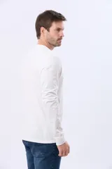 Remera de algodón de manga larga color azul marino, con cuello redondo y estampado frontal en tonos celestes y dorados que dice "Celebrating All Good Things Legacy Brand Since 1972" y "Live a life that you would relive".