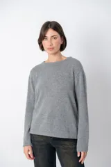 Sweater celeste de tejido de punto liso, con cuello redondo y mangas largas.
