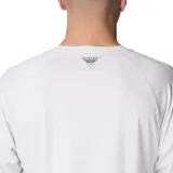 Remera de manga larga Columbia Terminal Tackle color blanco, con logo de la marca en el pecho y estampado "PFG" en la manga izquierda. Cuenta con mangas raglán y tecnología de protección solar y secado rápido.