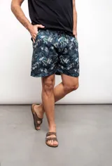 Short de baño con estampado de hojas de palmera en tonos azul, verde y blanco.
