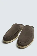 Mocasín destalonado de hombre, fabricado en piel con acabado serraje (gamuza), de horma redonda y suela a contraste con ligero tacón.