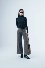 Polera de algodón de calce ajustado al cuerpo, con cuello alto y mangas largas.