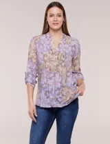 Blusa de gasa estampada de la marca Zac & Rachel, en tonos violeta y marrón. Presenta cuello a la base con escote en V y botones frontales, detalles de plisado en la delantera y mangas largas con sistema para regular su largo mediante presilla y botón.