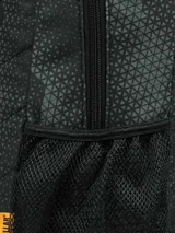 Mochila Caterpillar modelo Benson Streamline, color negro con patrón geométrico de triángulos en tono gris oscuro. Cuenta con compartimento principal acolchado para portátil, bolsillo frontal con organizador, anilla en D metálica y bolsillos laterales de malla.