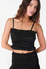 Top corto de algodón con diseño de nido de abeja en todo el cuerpo, tirantes finos y pequeños volados en el escote y el ruedo.