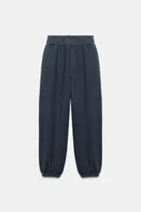 Pantalón de algodón con efecto lavado, de tiro medio, cintura elástica, pierna ancha y bajo abullonado con puño elástico.