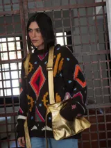 Chaleco color blanco de cuero con dos bolsillos a los lados con capacidad y bolsillos internos.