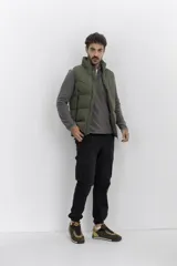 Chaleco acolchado azul marino con cierre frontal y cuello alto.