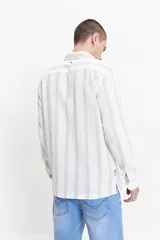 Camisa de manga larga Mistral con diseño de rayas verticales en tonos beige y gris. Presenta una textura tipo waffle, cuello clásico y cierre frontal con botones.