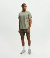 Remera deportiva de manga corta y cuello redondo, color celeste, con tecnología dry y detalles reflectantes en los hombros.