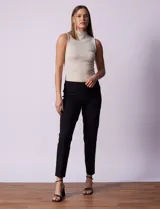 Pantalón negro de gabardina elastizada, marca Ruby Rd, corte recto, largo al tobillo, con pretina ancha, bolsillos simulados delanteros y bolsillos aplicados traseros.