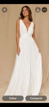 Vestido largo de fiesta en color blanco, confeccionado en tafeta y tul. Presenta un corsé drapeado con escote profundo en V, corte en la cintura con faja y falda amplia con caída fluida.