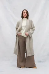 Tapado largo marrón con cuello solapa, confeccionado en lana fina sin teñir con diseño texturado.