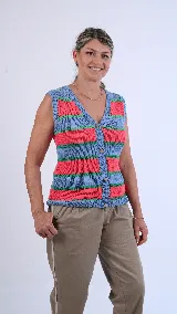 Chaleco de punto tejido a mano en hilo de algodón, con diseño a rayas en tonos celeste, coral y verde, escote en V y cierre frontal con botones.