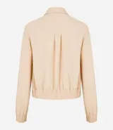 Campera bomber femenina color beige claro, confeccionada en tejido Airflow texturado. Presenta cuello solapa, cierre frontal de cremallera y puños y bajo elásticos.