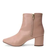 Botín negro de charol con caña media, cierre lateral y taco cuadrado.