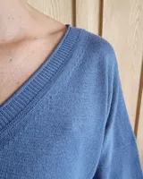 Remera de tejido de punto color lila, con escote en V y mangas cortas.