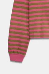Camiseta de manga larga con diseño de rayas horizontales en color fucsia y verde oliva. Presenta cuello redondo y puños acanalados en color fucsia.