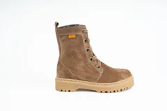 Bota acordonada de gamuza color marrón con suela track.