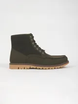 Bota tipo leñadora color verde oliva, con cordones al tono, cuello de pana acanalada y suela de goma dentada en color tostado.