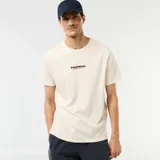 Remera blanca de manga corta y cuello redondo, con pequeño estampado frontal con la leyenda "Fastline MOTOR.CO".