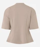 Blusa Cortelle de modal color beige, con corte peplum, cuello redondo, mangas cortas y recortes estruturados que marcan la cintura.