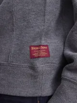 Buzo tipo fleece con cierre medio frontal y cuello alto, confeccionado en tejido de algodón. Presenta un diseño de calce cómodo y versátil.