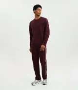 Buzo deportivo color verde claro, de manga larga y cuello redondo. Confeccionado en tejido de poliéster, viscosa y elastano.