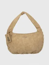 Cartera tipo hobo de Hush Puppies en color taupe, confeccionada en material con textura gamuzada. Presenta un diseño de media luna con tachas metálicas decorativas en los laterales y la base, asa única integrada y un dije colgante con el logo de la marca.