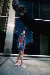 Bufanda larga rectangular con diseño color block en tonos rojo, azul, gris y blanco. Tiene flecos en los extremos.