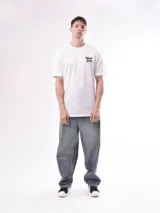 Remera blanca de algodón con cuello redondo y estampado pequeño en el pecho con la frase "Disco Only".