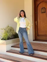 Camisa oversize a rayas de manga larga, con cuello camisero y cierre frontal de botones.