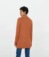 Cardigan largo de tejido de punto, color terracota, con mangas largas y diseño abierto sin cuello ni cierres.