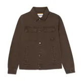 Chaqueta de denim color marrón, con cierre frontal de botones metálicos, cuello clásico, dos bolsillos frontales con solapa y dos bolsillos laterales. Presenta etiqueta con logo de la marca en el pecho.