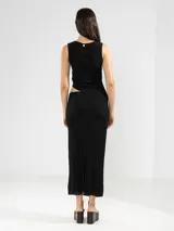 Falda midi marrón con textura plisada y corte recto.