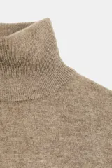 Jersey de cuello alto confeccionado en lana 100%, de manga larga y diseño clásico con acabado de tacto suave.