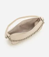 Cartera de mano tipo baguette, de color beige, con cierre superior de cremallera y una cadena decorativa plateada en la parte frontal. Cuenta con una correa larga ajustable y extraíble para usar al hombro o cruzada.