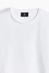 Remera slim fit de cuello redondo y manga corta, confeccionada en punto de algodón blanco.