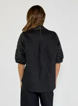 Camisa beige de lino, con mangas 3/4 con detalle de calado.