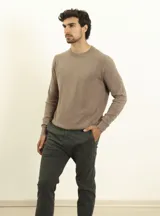 Sweater de punto color naranja, con cuello redondo y mangas raglán.