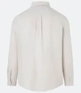 Camisa de manga larga confeccionada en tricolina de algodón, con cuello inglés, cierre frontal de botones y puños abotonados. Diseño liso y versátil.