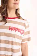 Remera cropped de algodón con diseño a rayas horizontales en tonos beige y blanco, cuello redondo rojo y estampado lateral con la palabra "Hope" y una flor.