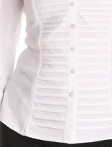 Camisa blanca entallada con cuello solapa y escote en V. Presenta un diseño frontal con tablitas horizontales, cierre central con botones y mangas tres cuartos con puños anchos rebatibles.