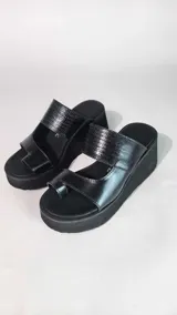 Sandalias de cuero legítimo color marrón, con plataforma alta, tira superior texturizada con estampado animal print y tira delantera con sujeción para el dedo.