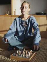 Saco negro de tejido de punto, con corte holgado y mangas largas.