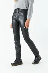 Pantalón negro de cuero sintético, tiro medio y corte recto.