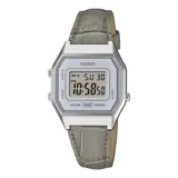 Reloj digital Casio estilo vintage con caja plateada de 28mm y correa de cuero gris con textura de cocodrilo. Cuenta con pantalla digital, funciones de cronómetro, alarma y calendario.