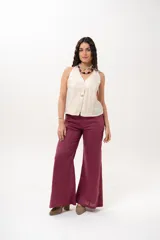 Pantalón de lino color magenta, de corte wide leg, tiro alto y diseño fluido.