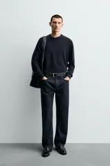 Jersey de corte regular fit, tejido en lana de origen italiano, con cuello redondo y manga larga. Presenta acabados en rib en puños y ruedo.