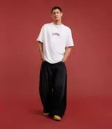 Remera blanca de corte holgado con estampado de Lil Wayne en la espalda.